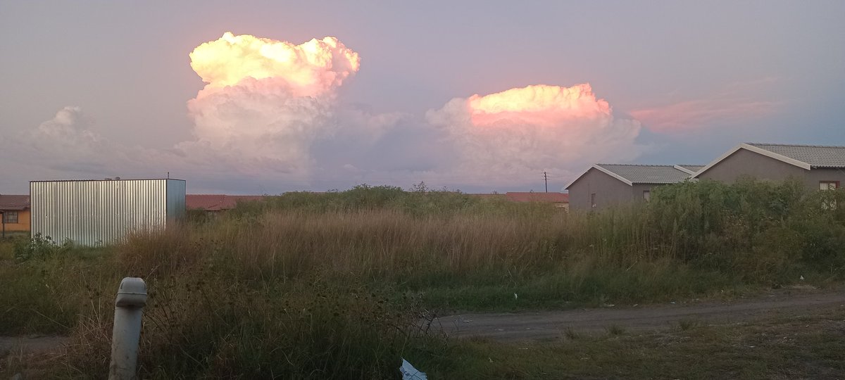 ElBiso2's tweet photo. I took a random pic of these clouds yesterday, I enjoy afternoons with an atmosphere like this 😌 https://t.co/BXiVg9QIvl