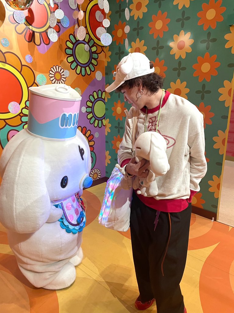 sleep_cinnamon's tweet photo. 明日はみるくちゃんの誕生日なので、きょも前祝いしてきました💕
今年もお祝いできてよかったです！
明日はフレンズのみんなとお祝いするみたい💕
甘えん坊のみるくちゃんが今日もかわいい💕 https://t.co/ksUBRNwpJm