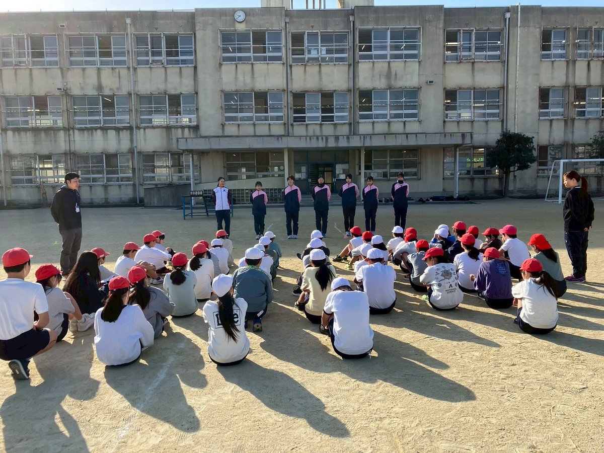 kgu_ekiden's tweet photo. 昨年に引き続き、各学年3回ほど、禁野小学校の体育授業、持久走のサポートをさせていただきました。
最後の3回目の授業は大学のグラウンドで行い、トラックや人工芝など、普段とは違う環境で走りました。
大学生が中心となって授業を進め、走り方のコツやペース配分などを指導しました。 https://t.co/Ukmyt6oz4i