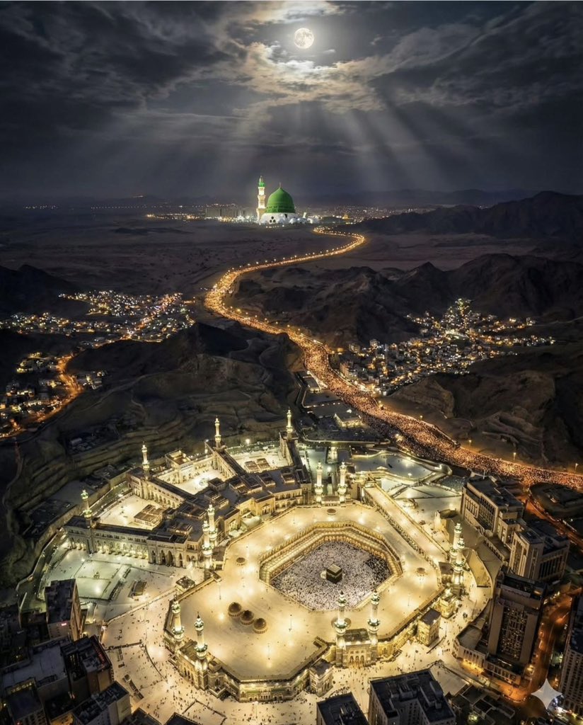 Alshaikh2's tweet photo. #كما_أرى :

﴿أَوَلَمۡ نُمَكِّن لَّهُمۡ حَرَماً آمِنٗا يُجۡبَىٰٓ إِلَيۡهِ ثَمَرَٰتُ كُلِّ شَيۡءٖ رِّزۡقٗا مِّن لَّدُنَّا﴾

الأمن هنا ليس حالةً طارئة ..
ولا نتيجة ظرفٍ سياسي ..
بل تمكينٌ و وعد إلهيّ ..
و أمانٌ مرتبط بالمكان ..
و رزقٌ تُجْبَى إليه خيرات الأرض كما يُجبى إليه ولاء المؤمنين.

ما تعيشه #السعودية_العظمى اليوم
ليس صدفة تاريخ ..
ولا فراغ قوة ..
بل امتداد لوعدٍ إلاهي أزلي ..
أن يكون هذا الحرم آمناً ..
و أن تبقى خدمته مسؤولية ..
و حمايته أمانة.

الدول تحرس أمنها بالإجراءات ..
أمّا السعودية ..
فأمنها وعدٌ من الله قبل أن يكون فعل دولة.