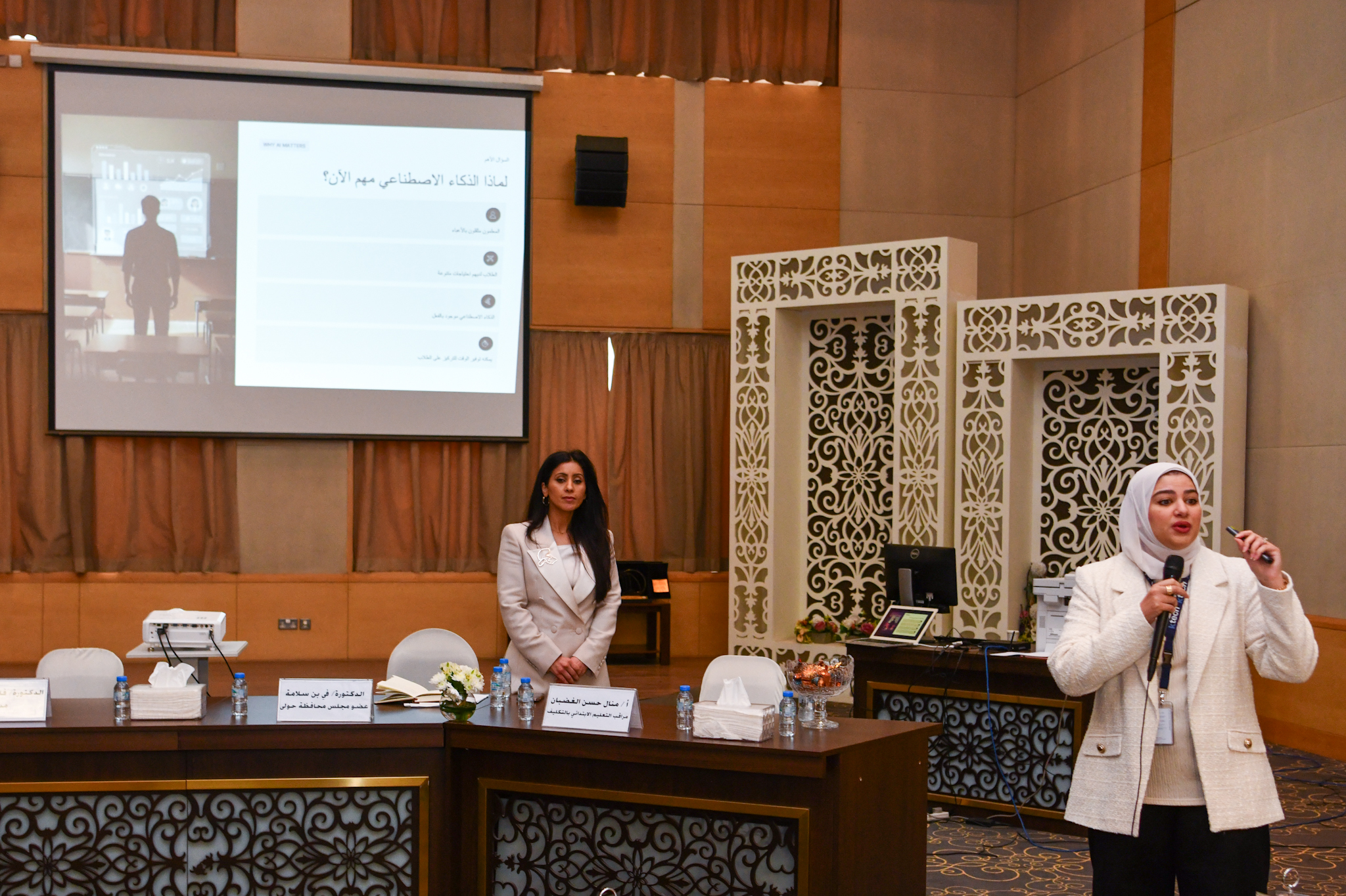 محافظة حولي تُمكّن المعلمين من أدوات الذكاء الاصطناعي -من خلال تنظيم دورات تدريبية شهرية مع خطة مستقبلية لتغطية كل مدارس المحافظة -المبادرة تُعنى بتوفير بيئة تعليمية محفّزة مواكبة للتقنيات الحديثة 