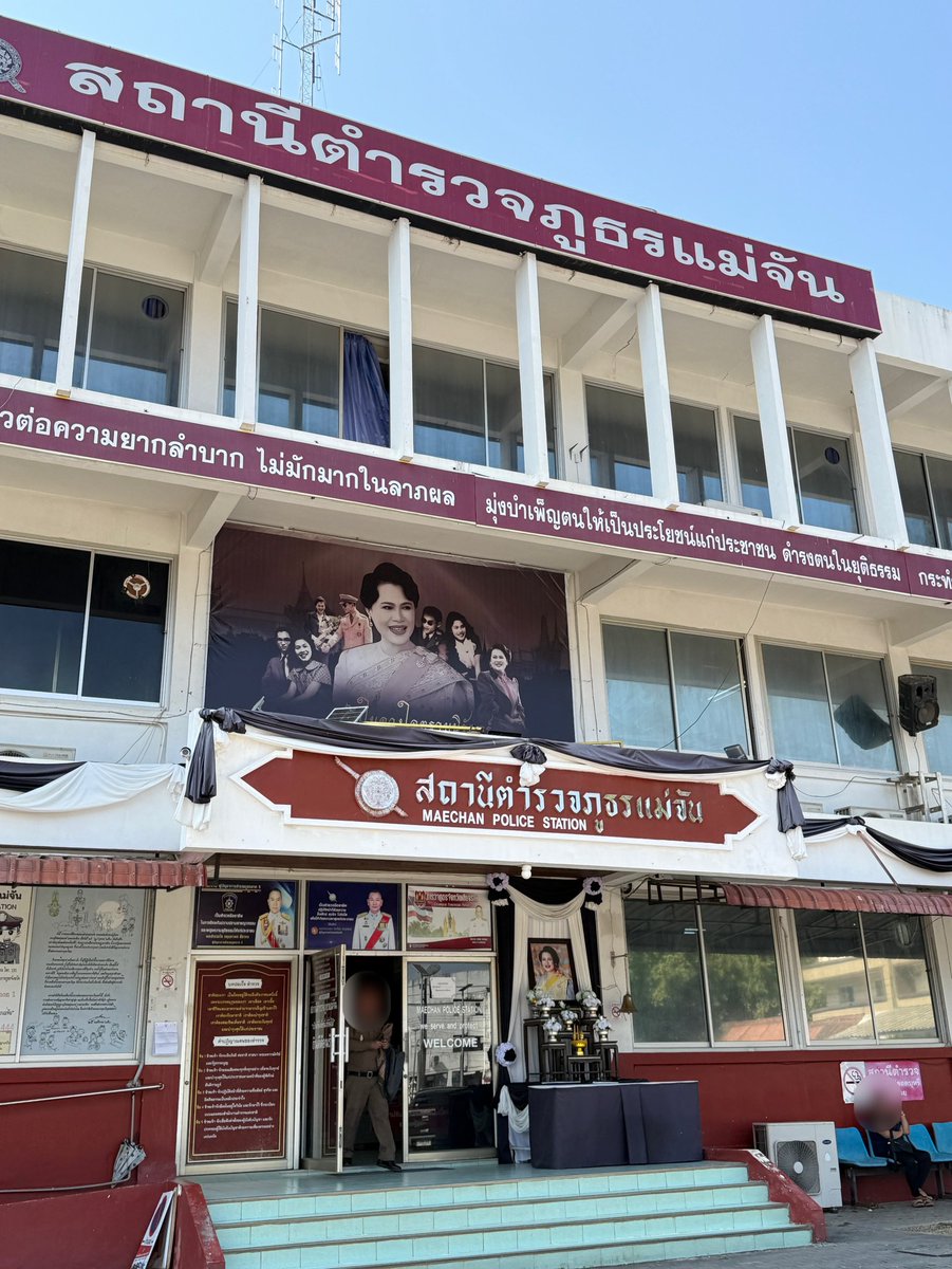 Bbchinstuff's tweet photo. หลังจากได้ปรึกษากับคุณทนายเรียบร้อยแล้ว 

เราขอออกมาอธิบาย เพื่อปกป้องสิทธิ์ของตัวเอง และเป็นอุทาหรณ์สำหรับท่านอื่นๆ 
จากที่มีลูกค้า "รายหนึ่ง" ลงรีวิวการให้บริการกับร้านของเรา ใน #ดีลบัตรกับPraew #ดีลบัตรคอน #MarkTuanTheShapeOfYou_Chengdu ไปในทางทำให้บุคคลอื่นเข้าใจผิด ส่งผลให้ทางร้านเสื่อมเสียเครดิตและอาจทำให้ถูกลดทอนความน่าเชื่อใจลง 
ซึ่ง "เครดิต" เป็นสิ่งสำคัญ ที่ทางร้านของเรายึดมั่นมาตลอด

เราไม่ได้ต้องการที่จะตอบโต้ทางโซเชียล เพราะเห็นว่าเป็นลูกค้าของเรา มีสิทธิ์ที่จะลงรีวิวเราได้ตามความเป็นจริงและตามกรอบของกฎหมาย ในส่วนของการสื่อสารที่ผิดพลาด ทางเราขอน้อมรับผิด และยินดีที่จะชดใช้ตามความเหมาะสมต่อทั้งสองฝ่าย (ซึ่งในกรณีที่เกิดขึ้นทางเรา ได้รับผิดชอบตามสมความประสงค์ของลูกค้า)

ในภายหลังลูกค้าคนดังกล่าวใช้บัญชีส่วนตัว อีกทั้งบัญชีอื่น (อ้างว่าเป็นเพื่อน) ส่งข้อความส่วนตัวเพื่อจะให้เรารับผิดชอบเกินส่วนที่ได้ตกลงกัน จนล่วงเลยไปในลักษณะที่ทำให้เข้าใจได้ว่าเป็นการคุกคาม ขมขู่ รวมถึงกล่าวอ้างว่าร้านเราเป็น "ร้านโกงและหลอกลวง" หลายครั้ง รวมทั้งการโพสต์บทสนทนาแค่บางส่วนที่จะทำให้ผู้อื่นเกิดการเข้าใจผิด 

ในส่วนไหนที่ไม่ใช่ข้อเท็จจริง หรือเป็นเรื่องที่ทำให้เสียหายเกินขอบเขต เราไม่นิ่งนอนใจและได้มอบหมายให้ที่ปรึกษาทางกฎหมายดำเนินการต่อ จึงขอออกมาปกป้องสิทธิ์ของตัวเองต่อไปค่ะ