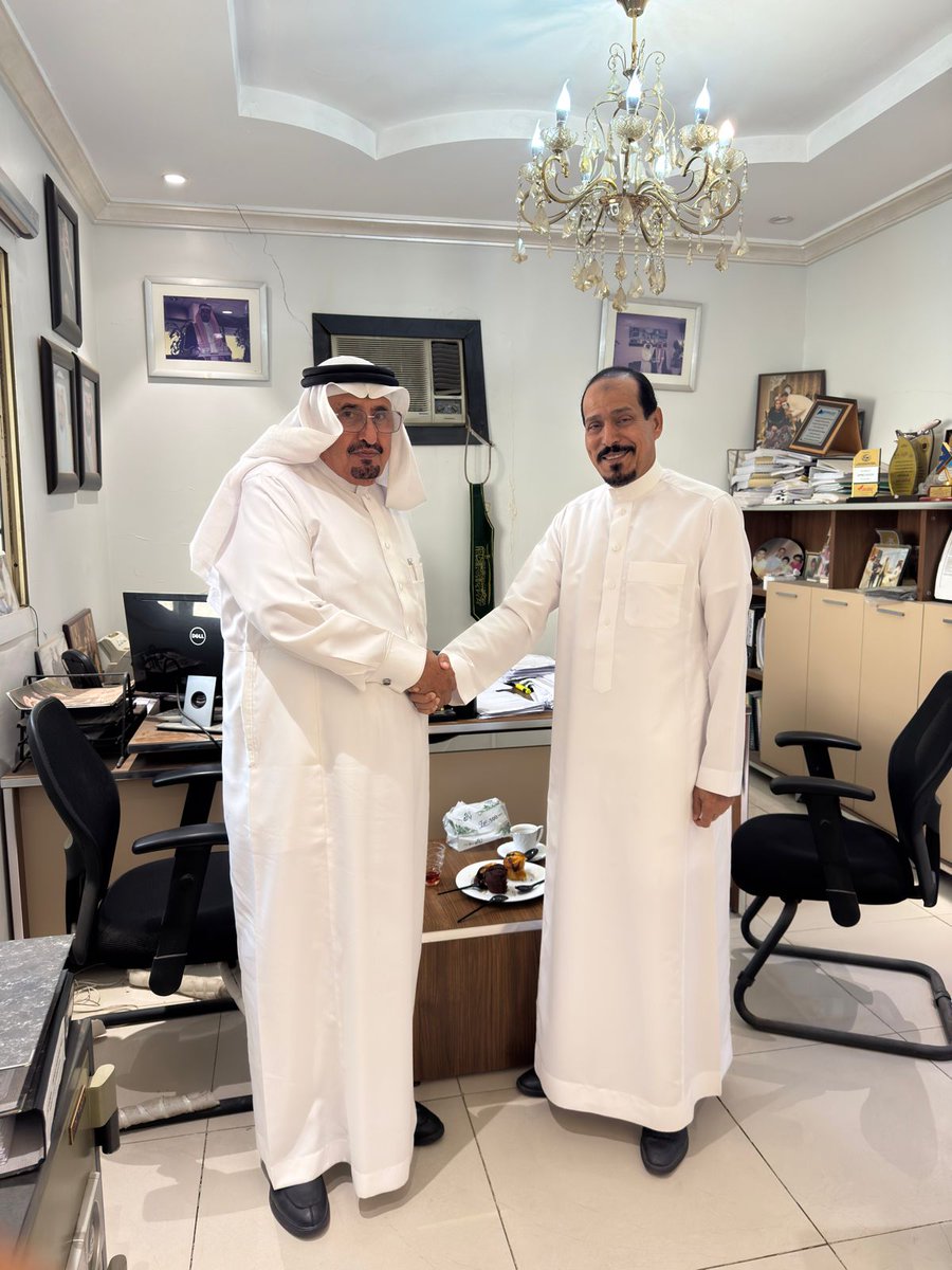 salehalhmadi's tweet photo. تلقت #جمعية_كرامة بمنطقة عسير دعما سخيا من رجل الأعمال إبراهيم بن يحيى بن إبراهيم مريع وتمثل التبرع في سيارتين اسعاف مجهزتين وسيارة لنقل الموظفين وقد قدم رئيس مجلس الجمعية الشيخ عامر بن عبد الله بن بده شكره وتقديره على هذه المبادرة الإنسانية الرائعة ... نعم المال الصالح في يد العبد الصالح