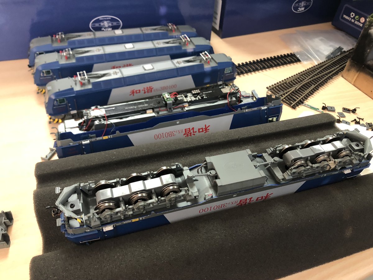 ANE_MODEL_TECH's tweet image. HO CRH2A を逃した方へ：HO HXD3B（和諧号） 入荷！
細部表現がさらに多く、仕上げもより精密です。MTC21P（21ピン）DCCインターフェース搭載。
DC ¥22,900｜DCC ¥24,500
申込フォーム：forms.gle/gcMbGnWJWnNLFj…（数量限定）
#鉄道模型 #HO #DCC #HXD3B