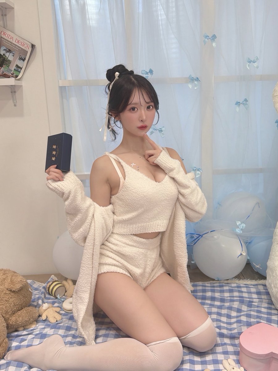 チェキ撮影しながらtikt◯kライブしてたら
なぜかセンシティブと判断されてしまった
ルームウェア🤍☁️

15枚特典のアクスタにもなります！

(真っ白でコスプレ感ないから
いろんなところに置きやすい！)

彼女感まんさい！💕
https://t.co/TXfrzG8U6v

#バレンタイン宿題チェキ https://t.co/yDOOMyeB2f