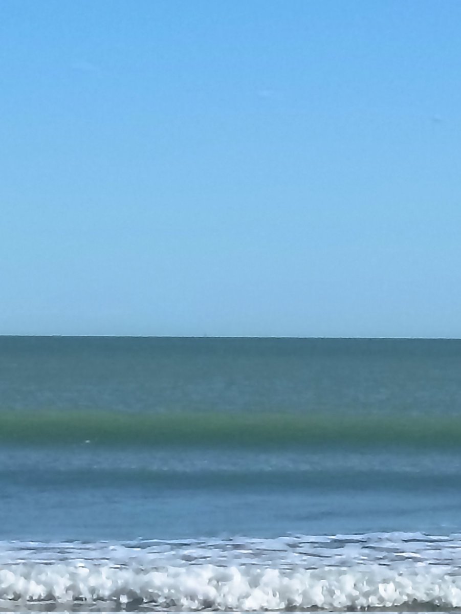 Buenos días
#letrasalacarta
Un horizonte nítido.
Una paz total.
Color celestial, arriba y abajo.
Disfruta el momento, porque en un instante, todo puede cambiar.
Un fuerte aire levanta olas. Cubre de nubes el cielo, y entonces, se esfuma la paz.

#microcuento
#relatosbreves