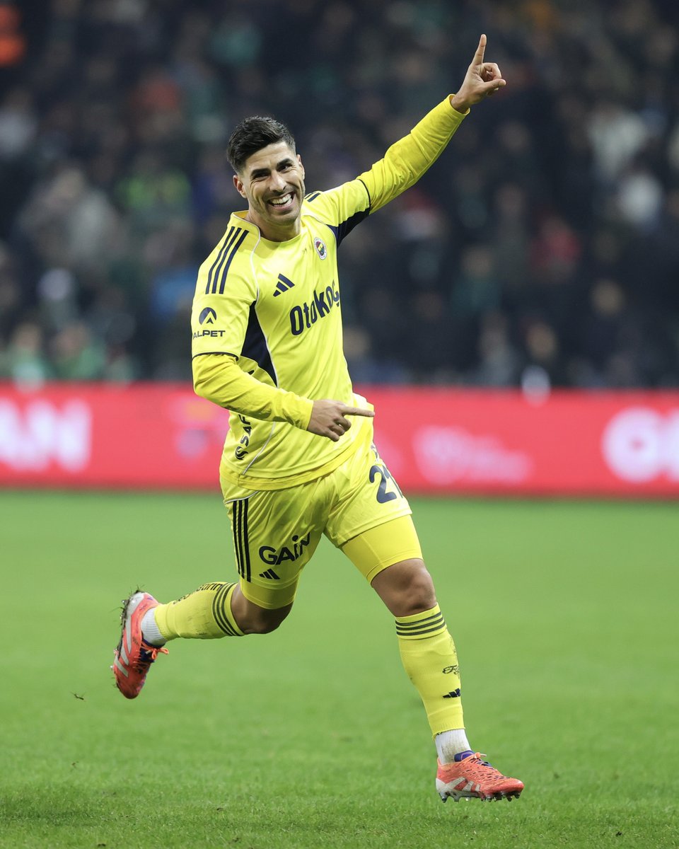 EuropaLeague's tweet photo. Asensio, that was special 🥵

#UEL https://t.co/LstcG9BRCP