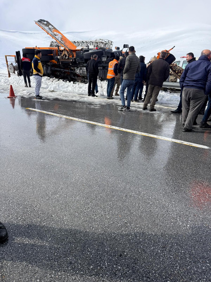 İŞÇİ bu kadar maaş aLıyor İŞÇİ tediye aLıyor İŞÇİ ikramiye aLıyor diyenLer İŞÇİLER öLüyor..! 
2 İŞÇİ arkadaşımız görevi başında vefaat etti. Artık İŞÇİLERİ ağzınıza doLamaktan vazgeçin..!

RABBİM rahmetiyLe muameLe eyLesin inşALLAH 🤲