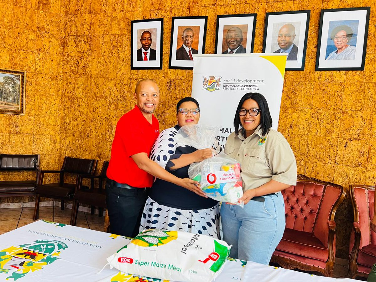 MPMirror's tweet photo. IN PICTURES 📸: Vodacom Mpumalanga Region, in partnership with the Department of Social Development, donated food parcels to 88 families affected by floods in Msukaligwa Local Municipality earlier today. #mpmirror #reflectingthetruth #20YearsOfMPMirror https://t.co/71WKiQj92G