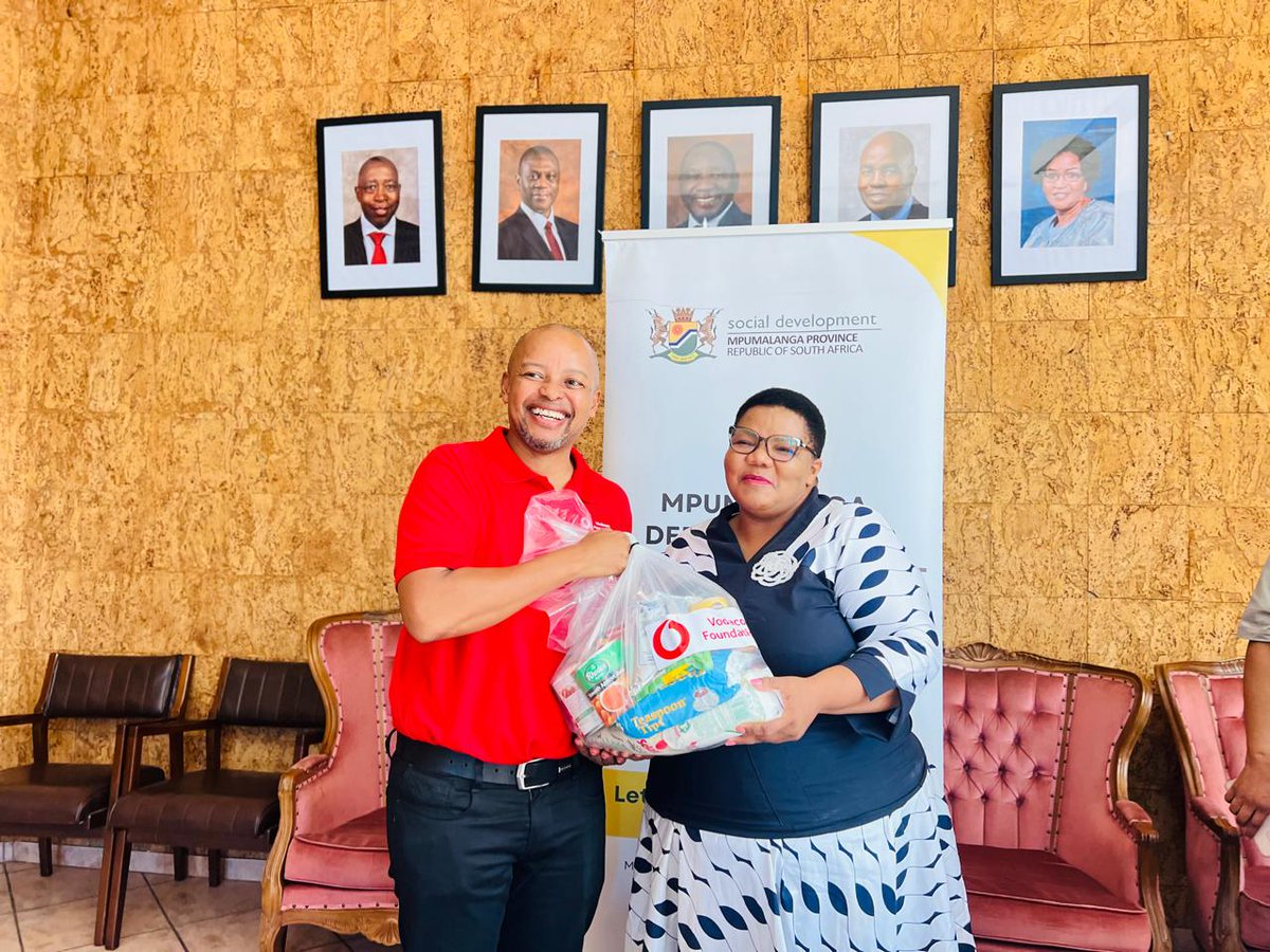 MPMirror's tweet photo. IN PICTURES 📸: Vodacom Mpumalanga Region, in partnership with the Department of Social Development, donated food parcels to 88 families affected by floods in Msukaligwa Local Municipality earlier today. #mpmirror #reflectingthetruth #20YearsOfMPMirror https://t.co/71WKiQj92G