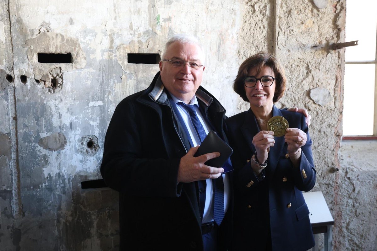 À Oyonnax, le site industriel de la Grande Vapeur, classé monument historique, accueillera les 16 000 objets du musée du Peigne et de la Plasturgie. L’État est fortement engagé dans ce projet qui revitalise le territoire par la culture.