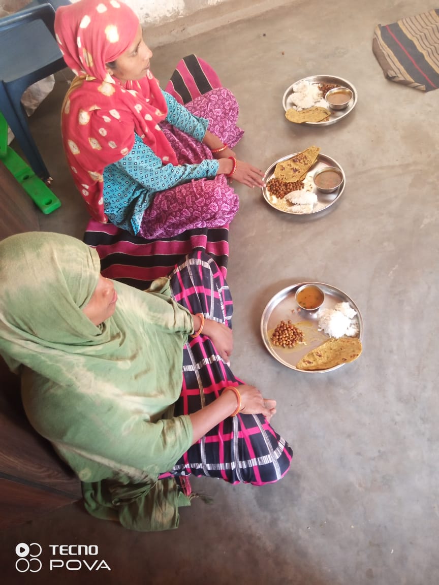 cdpobaria3's tweet photo. આજ રોજ દેવગઢ બારીયા ઘટક 3 ના તમાંમ આંગણવાડી કેન્દ્રમાં પોષણ સુધા યોજનાં અંતર્ગત સગર્ભા અને ધાત્રી માતાઓ ને બપોરનું ભોજન આપવામાં આવ્યું, @CMOGuj @CollectorDahod @DahodPo @manisha_vakil @DahodDdo @MinistryWCD @WCDGujarat https://t.co/jdTbc2y6WK