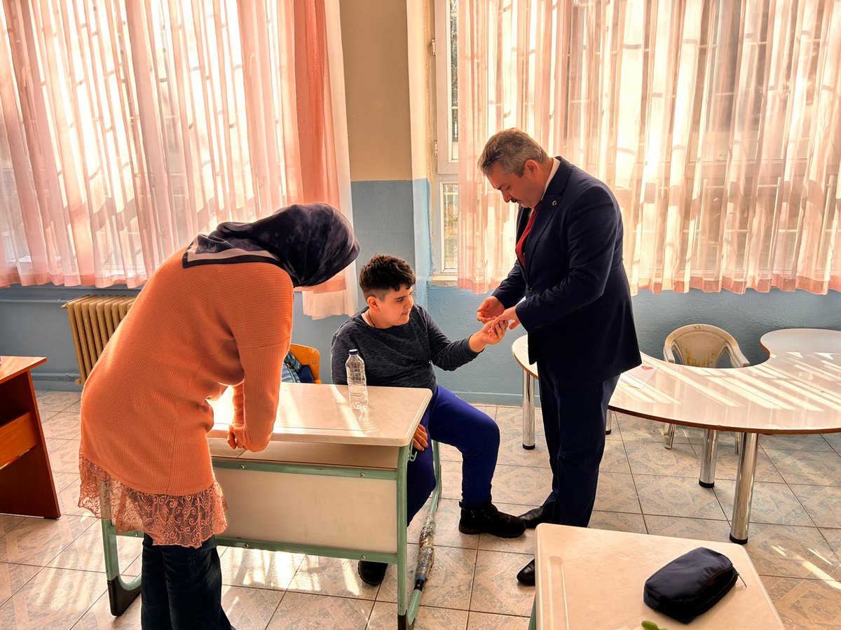 İlçe Millî Eğitim Müdürümüz Halil İbrahim Zengin, İnegöl İlkokulunu ziyaret ederek sınıf ziyaretlerinde bulundu ve öğrencilerle bir araya geldi.
<a href="/halilbrhmzengin/">Halil İbrahim Zengin</a>