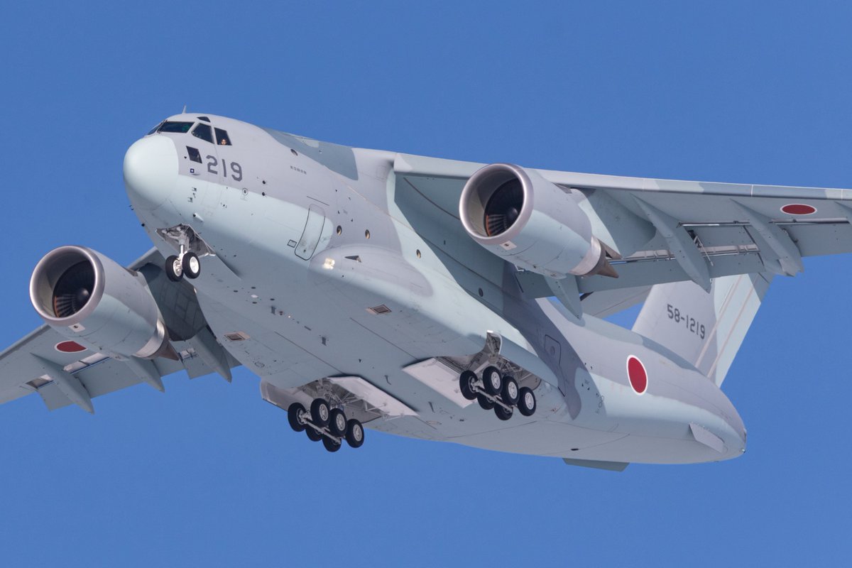 航空自衛隊 Kawasaki C-2（58-1219） 新造機かな？雪レフ効果により