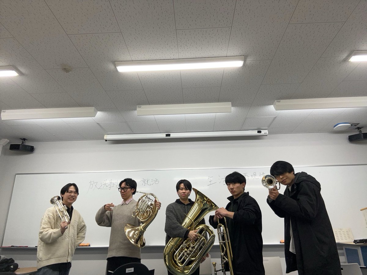 BrassTKB's tweet photo. 【きんかんつくば2026まで残り4日！】

みなさま、こんにちは。金管五重奏の「戦いの組曲」です。男5人での演奏ということで少しむさ苦しいですが、頑張って演奏して参ります⚔️
写真では曲名にちなんで、各々の思う戦いのポーズをとりつつ今年戦いたいものを書いています。 https://t.co/99OuDoAT3t