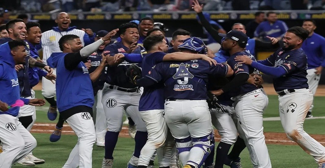 ¡ <a href="/Magallanes_bbc/">Magallanes BBC ⚓️⚾️</a>  campeón de la <a href="/LVBP_Oficial/">#UnaVidaUnaLiga ⚾️🇻🇪</a> !

En el sexto partido de la serie final, luego de anotar 14 x 3 de <a href="/caribesanz/">Caribes de Anzoátegui</a> que solo ganó en dos ocasiones, ambas como visitante

Navegantes del Magallanes se tituló campeón del torneo de beisbol profesional Venezolano
