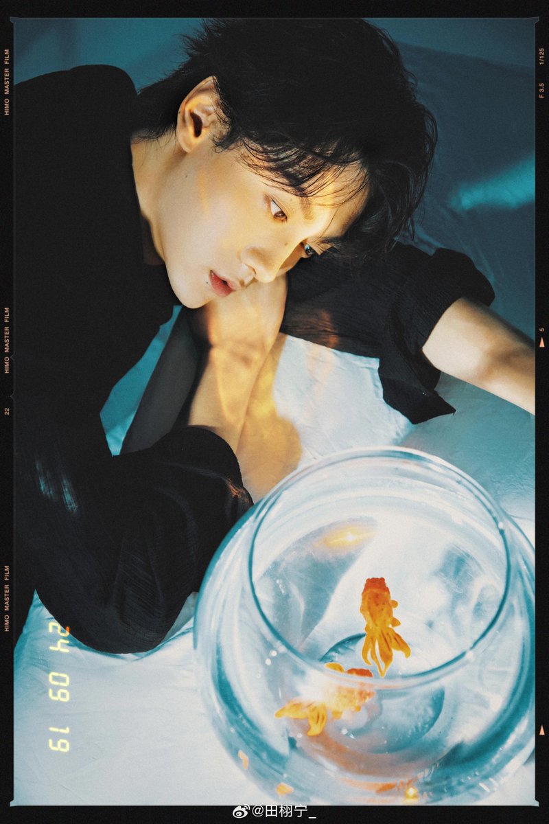 BoMerriott45305's tweet image. 아니근데 진짜 아무사이 아니였으면 이게 말이 안되긴해..,, 물고기가 별명인 남자아이랑 드라마 찍었는데 촬영 끝나고 약 3주 뒤였던 본인 생일에 물고기랑 화보를 찍어서 올린다고..,,당시에 이 사진을 다르게 받아드렸을 사람은 연하 한명이라는게 너무 마음이 이상함..