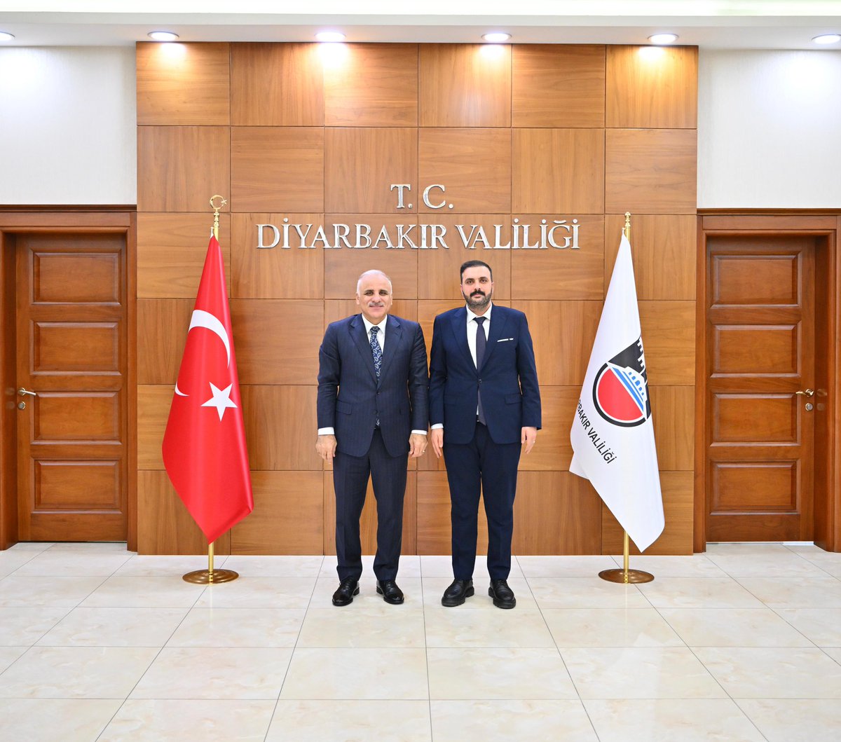 AK Parti Diyarbakır Gençlik Kolları Başkanlığı görevine seçilen Enes Çimen, Valimiz Murat Zorluoğlu’nu makamında ziyaret etti.

<a href="/vali_zorluoglu/">Murat Zorluoğlu</a>