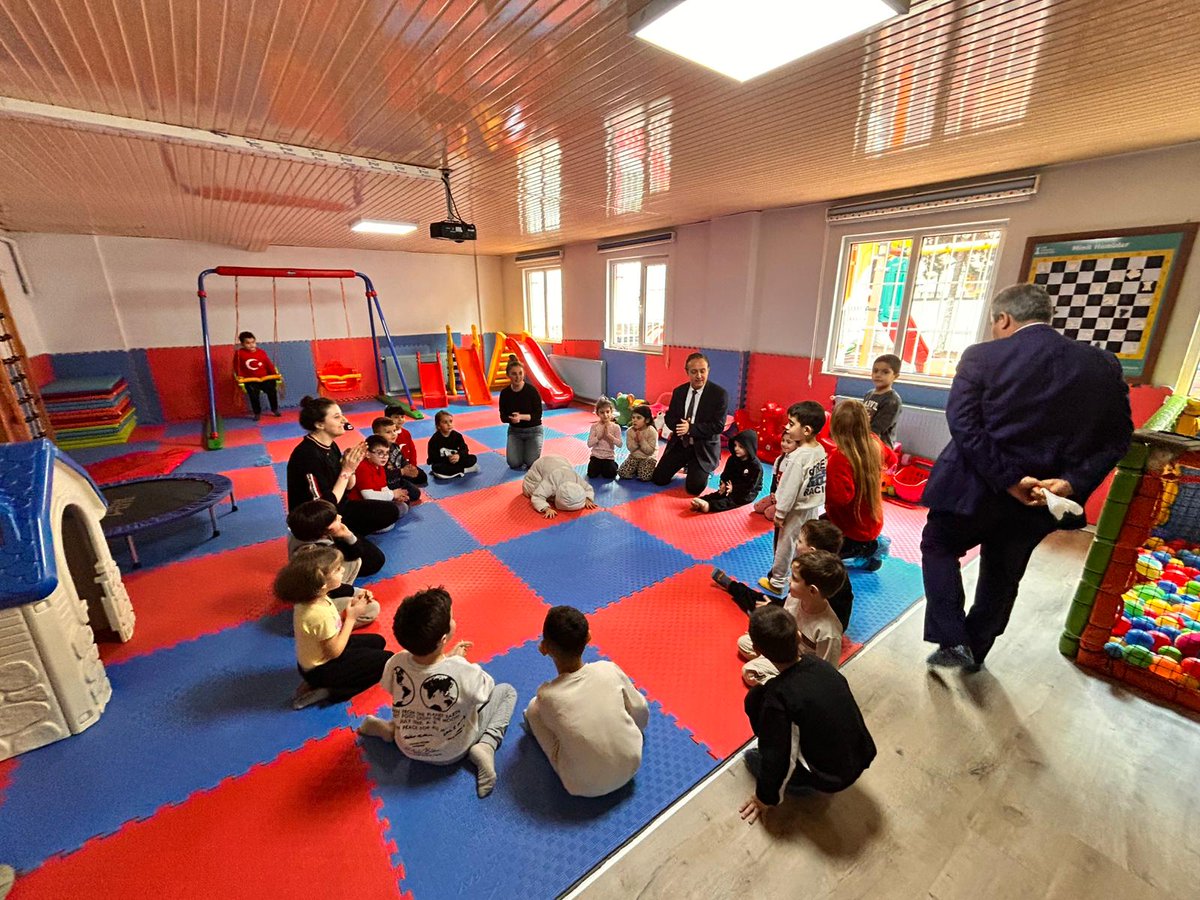 İlçe Millî Eğitim Müdürümüz Halil İbrahim Zengin ve Şube Müdürümüz Serkan Çelik, Yüksel Bodur Anaokulunu ziyaret ederek sınıf içi etkinliğe katıldı; öğrencilerle hareketli ve eğlenceli vakit geçirdiler.
<a href="/halilbrhmzengin/">Halil İbrahim Zengin</a>