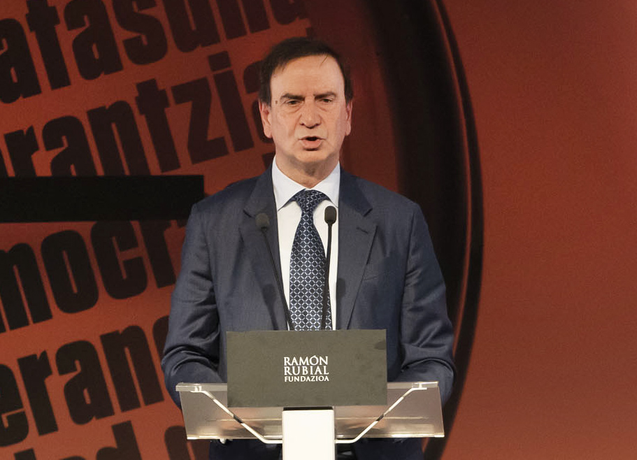 Apenado por el fallecimiento de Iñaki López Gandásegui, por la cercanía que mostró siempre, por la pérdida de un referente en el ámbito industrial, por su compromiso con la empresa y la sociedad vascas. 

Firme defensor del papel de las empresas tractoras nacidas en Euskadi, como