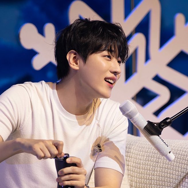 재찬이좋은점
이렇게 애기같이 생겼는데 여자한테 잘함ㅋㅋ