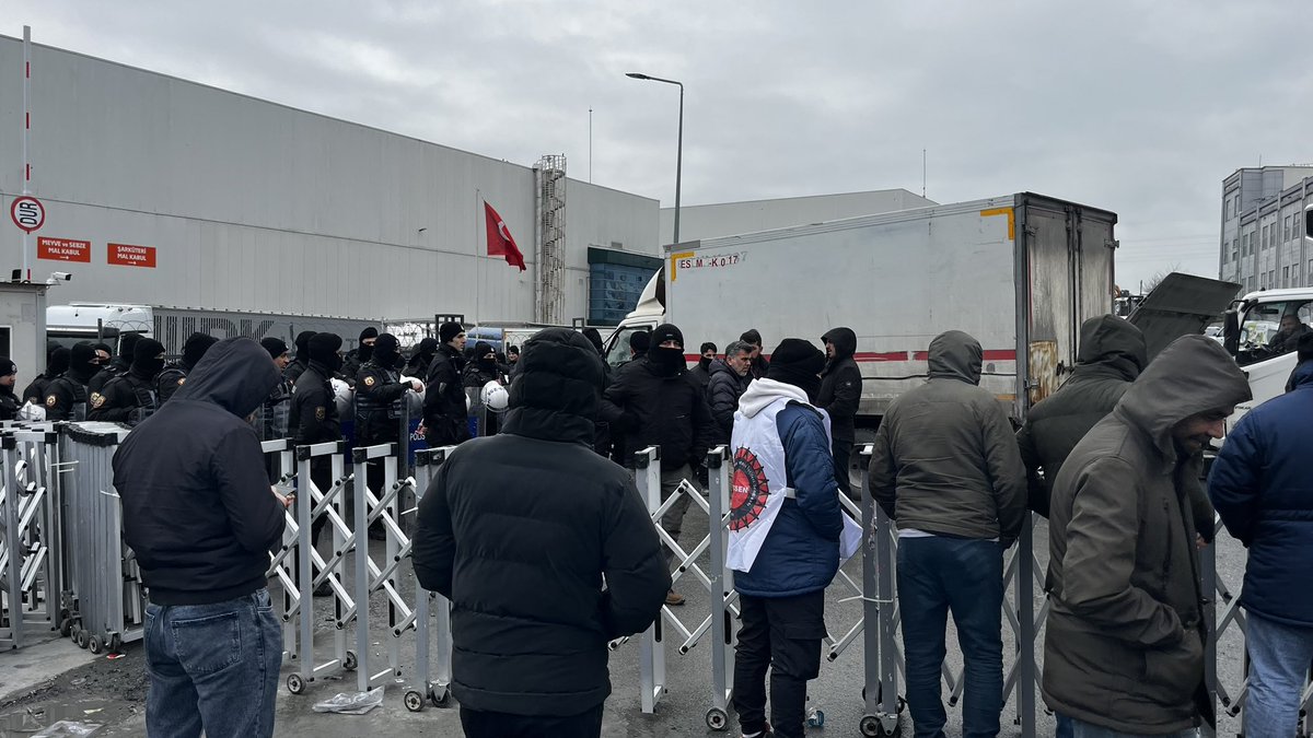 Migros depo işçilerinin direnişi 13. Gününde. 

Esenyurt depo işçilerinin direniş alanını ziyaret ettik. İnsanca çalışacak ücret ve işçi sağlığı iş güvenliği önlemleri için iş bırakan ve bu sebeple atılan işçilerin fiili meşru mücadelelerinin yanındayız. <a href="/DGDSEN/">DGD-SEN</a> #MigrosBOYKOT