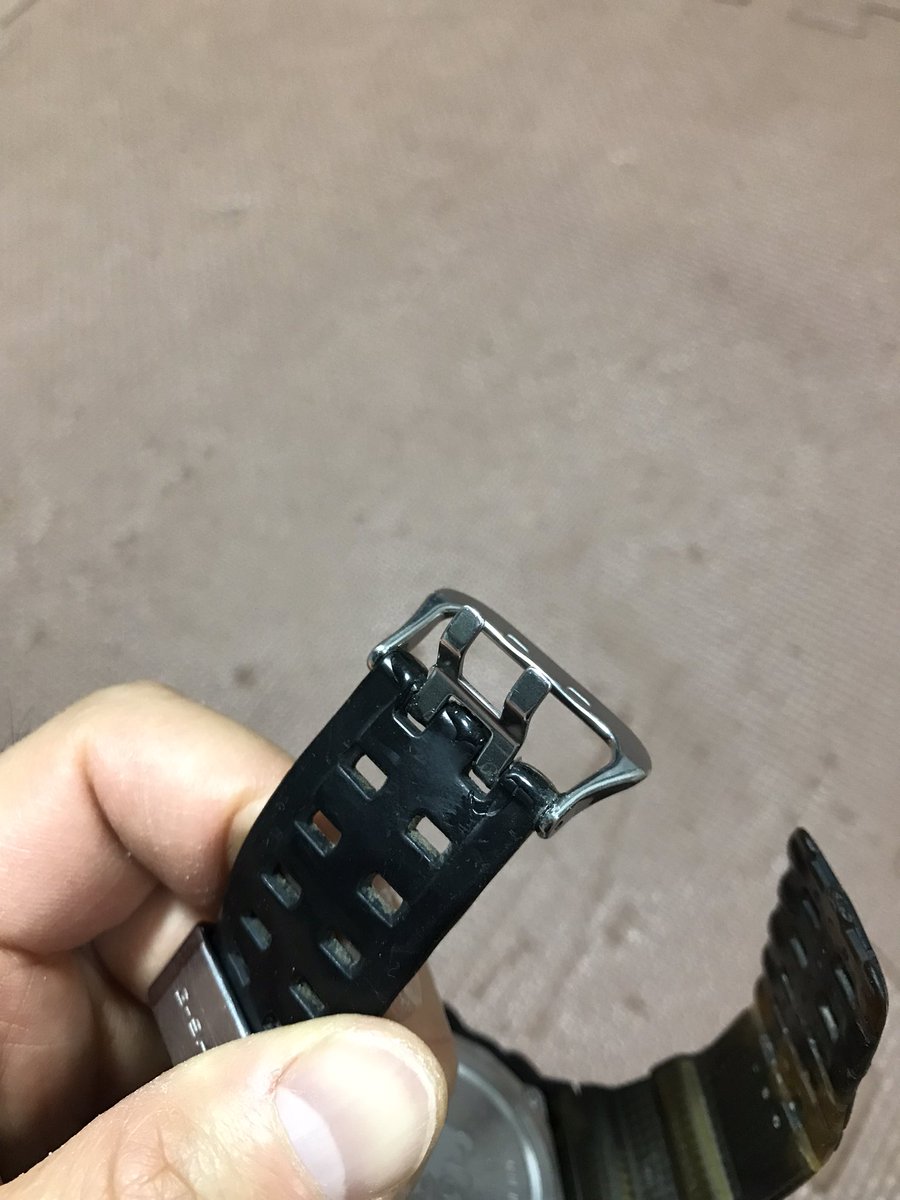 壊れたG-SHOCKのバンドを瞬間接着剤で復活させた
シリコーン樹脂に使える接着剤は限られるのだが、「ウルトラ多用途SU」てのを使ったら問題なく接着できた

店で新品のバンドと交換すると6000円かかるらしい。高すぎでしょ笑