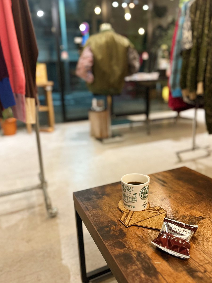 毎日コーヒーを飲んでる。
今日は樋渡君から頂いたチョコパイもある。嬉しい。

コーヒーの美味しい美味しくないの違いはわからない。なんならほぼ毎回一口目で火傷して終わる。

チョコパイはとても美味しい。

寒空の中、いつもこの場所まで遊びに来てくれる皆さんありがとうございます🏡