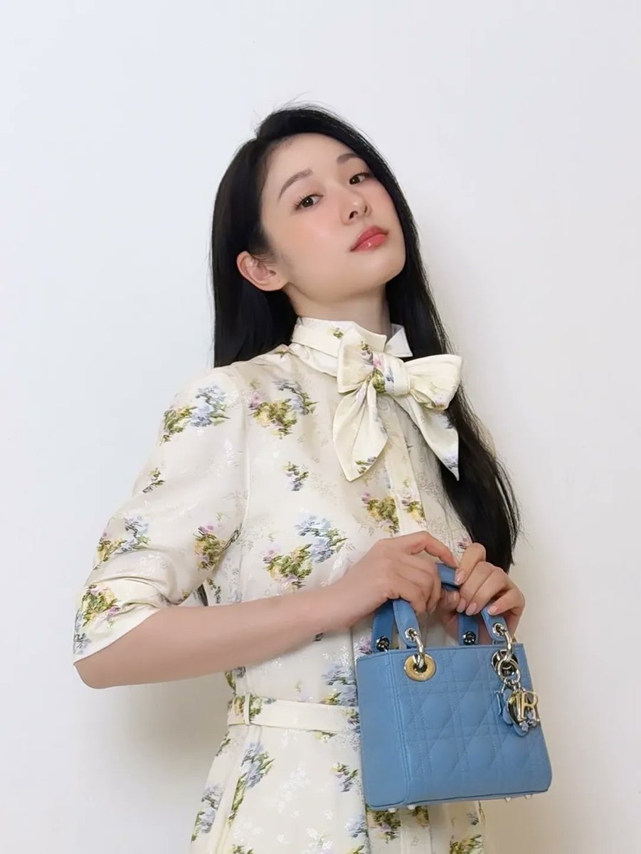 bandaling77's tweet photo. 연아 인스타그램 업데이트
Lady Dior Bag💙 
2월 5일부터 2월 19일까지 신세계 강남  DIOR SUMMER26 팝업에서 만나보세요🌼 @Dior #Dior #DiorSS26
https://t.co/PQpxn5em91 https://t.co/lo4sM7XCDG