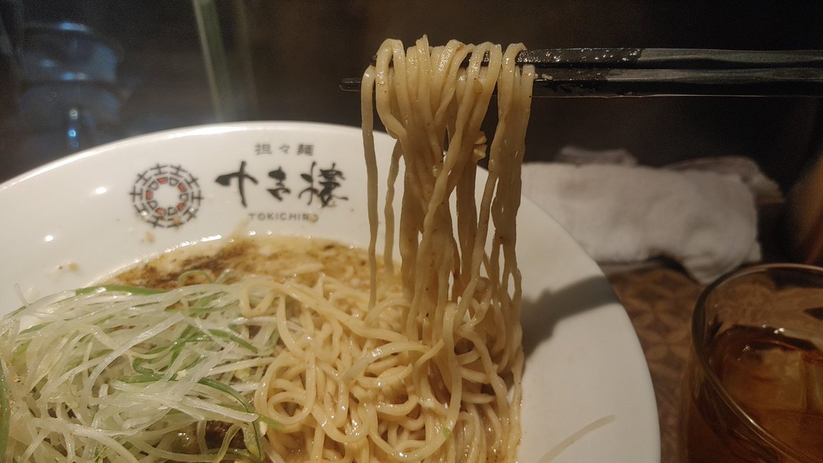 Itou_menzin's tweet photo. 休日、美味い麺を求めて…

十吉褸@浅草
「Premium担々麺」
濃厚スープ・青唐ラー油

神田ラーメンわいず@末広町
「豚そば」
アブラ・にんにく・一味

最近ハマっている「十吉褸」さん
家系で有名な「わいず」さんの二郎系が良いと聞いたので🤭

どちらも大変美味しかった😆🎶
ごちそうさまでした😋 https://t.co/DYjWtgyejD