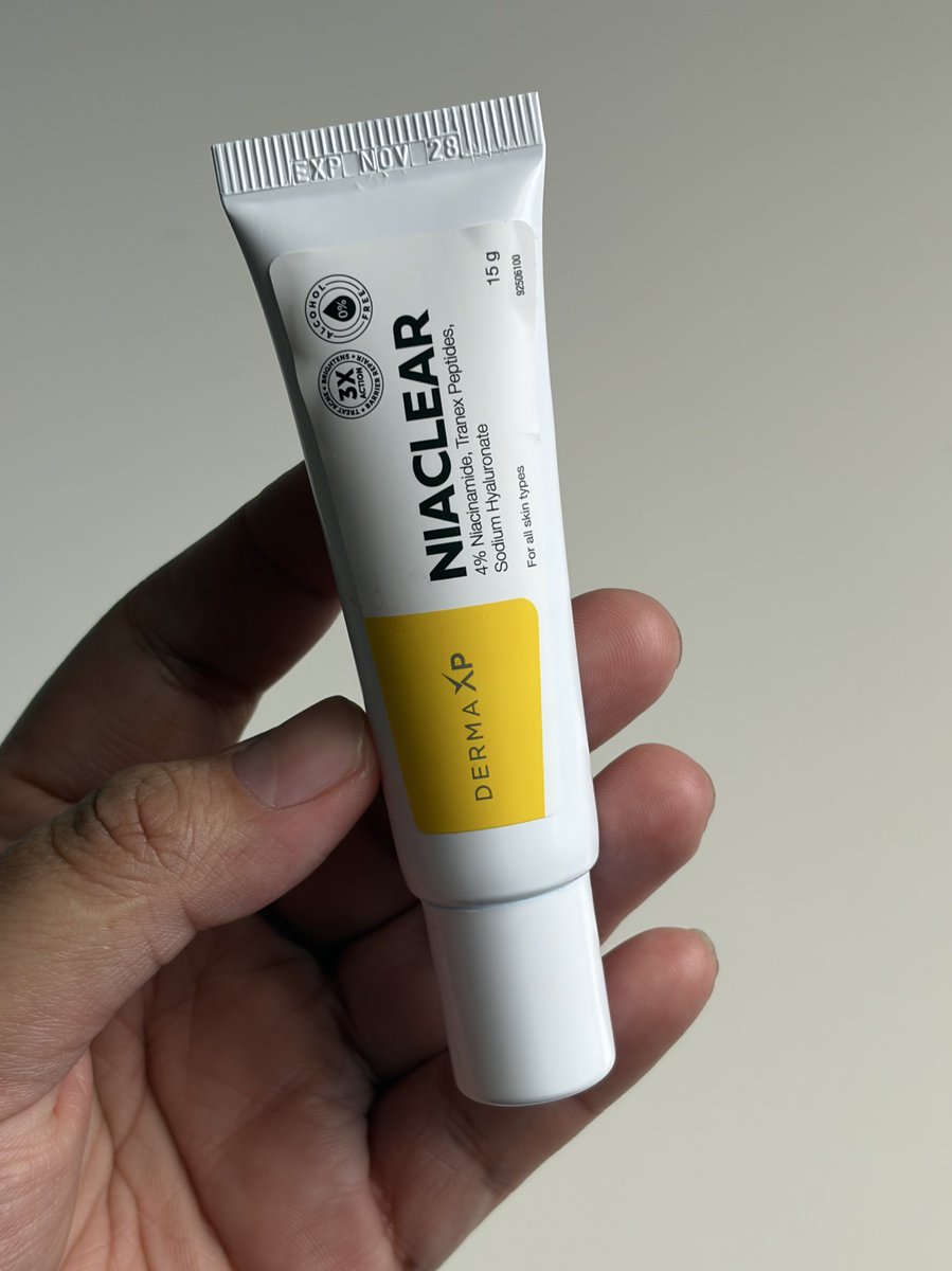 sukaskincarean's tweet photo. kebahagiaan terbesar aku as skincare reviewer adalah: NEMU SKINCARE 20RIBUAN YANG BAGUS! 

dia buat ngilangin bekas bekas kemerahan cepet banget di aku, progressnya 3 harian ini. 

tipe gel, watery tapi agak lengket. karena buat spot treatment di area bekas doang jadi no problem. https://t.co/G5O4KhjcFt