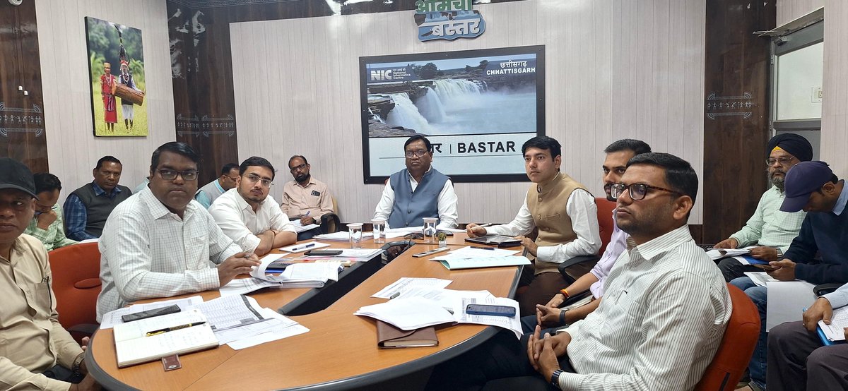 BastarDistrict's tweet photo. मुख्य सचिव विकास शील ने VC के माध्यम से कलेक्टर कॉन्फ्रेंस में विभिन्न विभागीय योजनाओं की प्रगति की समीक्षा की।
धान खरीदी, स्वास्थ्य, शिक्षा, आवास, महिला-बाल विकास व कौशल योजनाओं पर विशेष चर्चा।
#CollectorConference #Governance #ChhattisgarhNews https://t.co/wxpXHx6u93