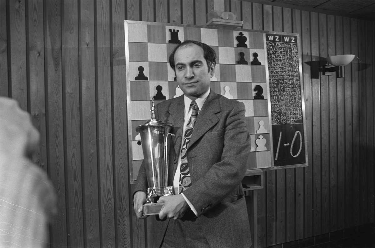 On this day in 1973 - ex-World Champion Mikhail Tal (USSR) &amp; International Master Coen Zuidema (Netherlands) analyse their final-round game at Wijk aan Zee. Tal won this game, to finish clear 1st with 10½/15.
(📷: B. Verhoeff / ANEFO, via nationaalarchief.nl.)