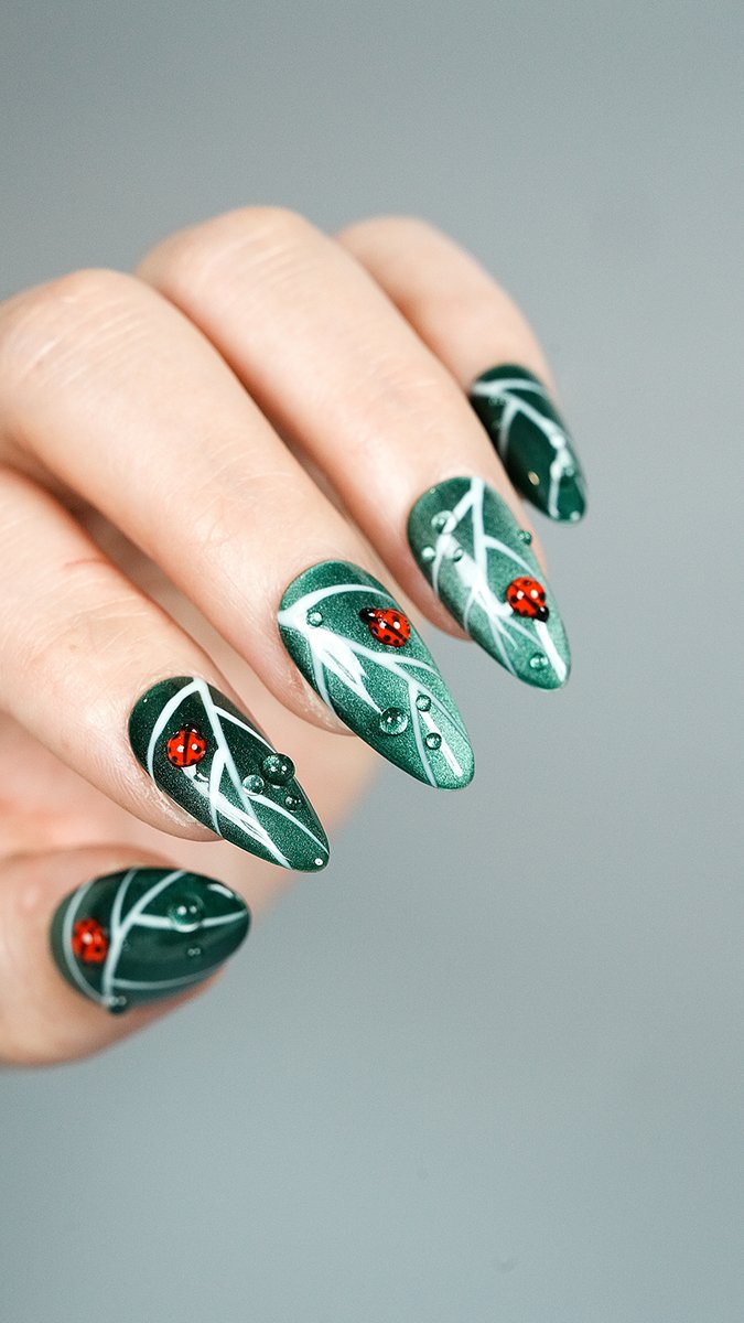 mns_uk's tweet image. 📷 Wait… don’t scroll 📷
This green cat eye hits different 📷📷
📷mnsbeauty.uk
Magnetic shimmer • hand-painted leaf lines • tiny water-drop details
Finished with a cute ladybird accent 
#CatEyeGel #NailArtReels #GreenNails
#HEMAFree #NailTechUK #NailInspo
