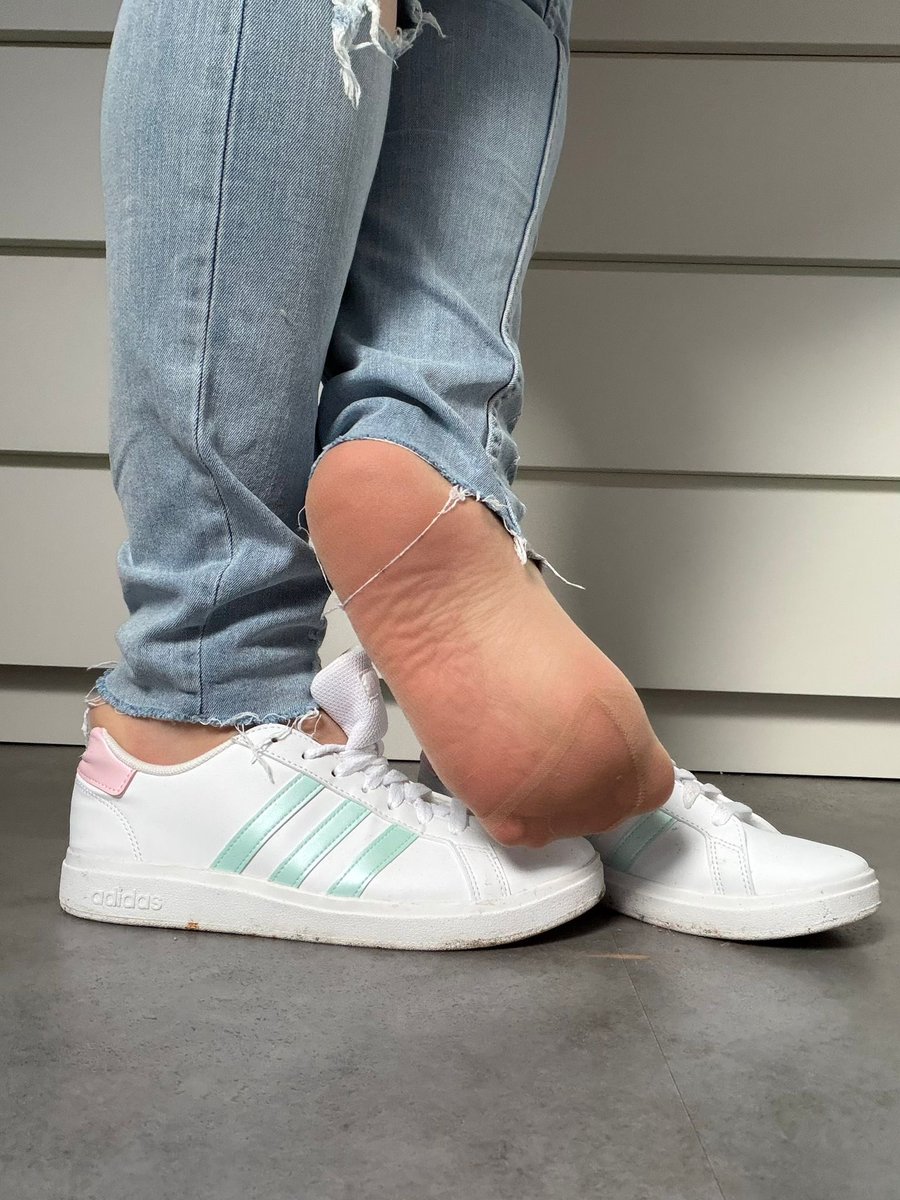 Nylon, Jeans, Sneaker 
Du darfst sie anbeten, also runter auf die Knie, L0ser😏

Fußfetisch • Anbetung • Nylongirl

<a href="/modelssecret_/">MyFeetish</a>