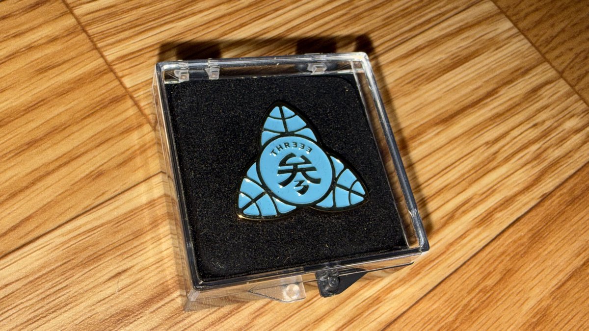 3年すりぃ組のピンバッジ届いた🏫 2周年記念は水色やった！色違いに