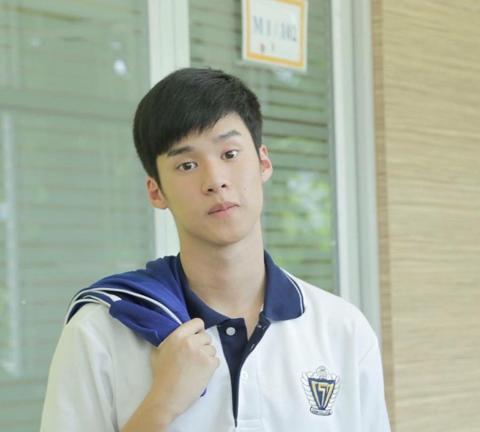 ก่อนเข้าวงการบันเทิง ชีวิตของแต่ละคนเป็นอย่างไรบ้าง ?

🐰 : ตอนเรียนม.ปลายโรงเรียนชายล้วน ผมชอบลงรูปในอินสตาแกรม แล้วจู่ๆ ก็มีพี่ผู้กำกับท่านหนึ่งมาเห็นและทักมาชวนไปแคสต์ติ้ง ตอนนั้นผมไม่ได้สนใจด้านนี้เลย เพราะตั้งใจว่าจะเป็นวิศวกร