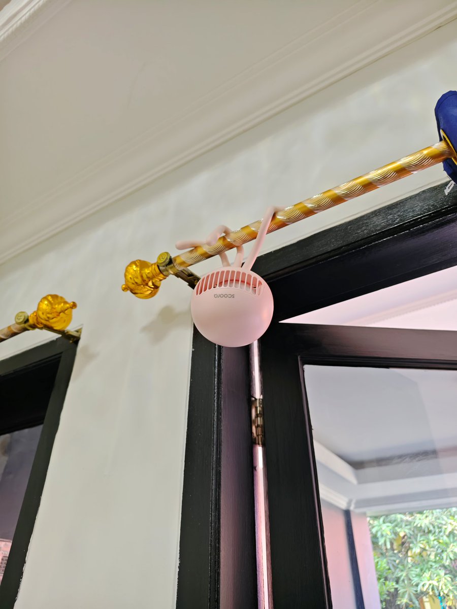 Salah satu penyelamat klo mati lampu, trus kegerahan.

Kipas alien geleng2, punya istri. Bisa di segala medan, gelantungan, lesehan, kayang, semua okee, tentunya sambil geleng kanan-kiri 👍