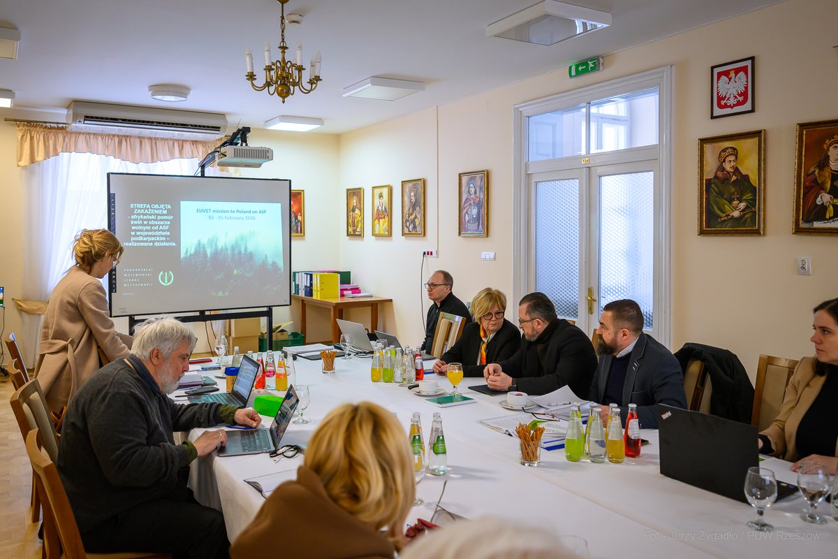 TKH_Teresa's tweet photo. W Polsce przebywa doradcza misja zespołu #EUVET. Celem wizyty jest udzielenie eksperckiego wsparcia polskiej służbie weterynaryjnej w zakresie zwalczania #ASF.
W woj. podkarpackim misja przebywa z wizytą w powiecie przeworskim, gdzie omawiana jest sytuacja w regionie. https://t.co/c93hmfc48Q