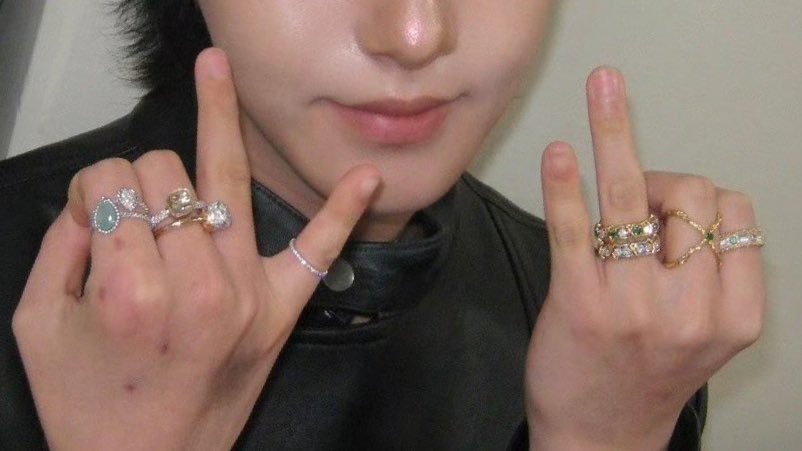 yeah his layering game goes crazyyy (jewellery version)
