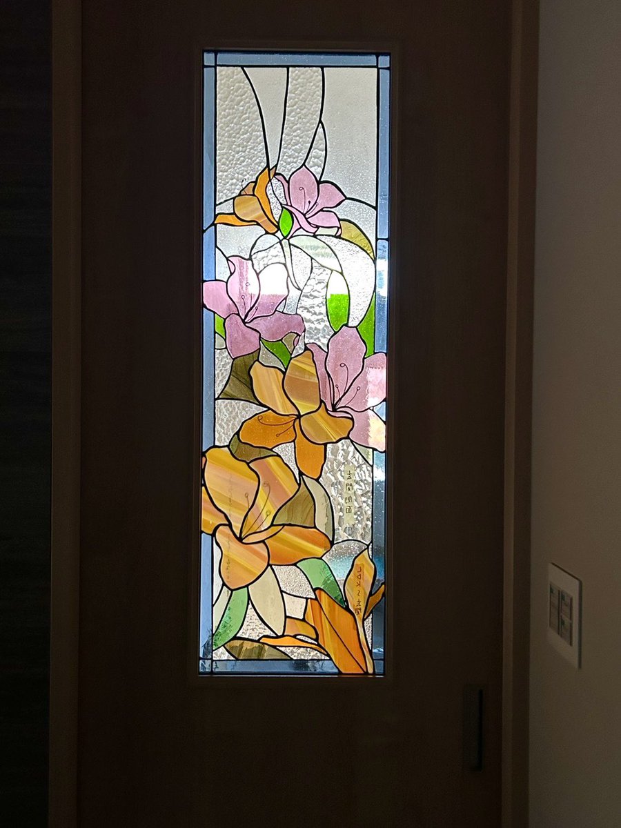 MasamiS0212's tweet photo. 【施工事例 S邸】
植物をテーマに、制作したステンドグラスです。
色は使いながらも、上品さを大切に。
光とともに、暮らしに彩りを添えるパネルとなりました。
ステンドグラスパネルのオーダーメイド制作も承っています。
DMよりご相談ください。
#施工事例
#ステンドグラス
#オーダーメイド https://t.co/vPDj5slM4a