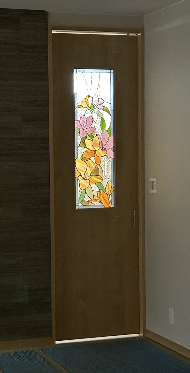 MasamiS0212's tweet photo. 【施工事例 S邸】
植物をテーマに、制作したステンドグラスです。
色は使いながらも、上品さを大切に。
光とともに、暮らしに彩りを添えるパネルとなりました。
ステンドグラスパネルのオーダーメイド制作も承っています。
DMよりご相談ください。
#施工事例
#ステンドグラス
#オーダーメイド https://t.co/vPDj5slM4a