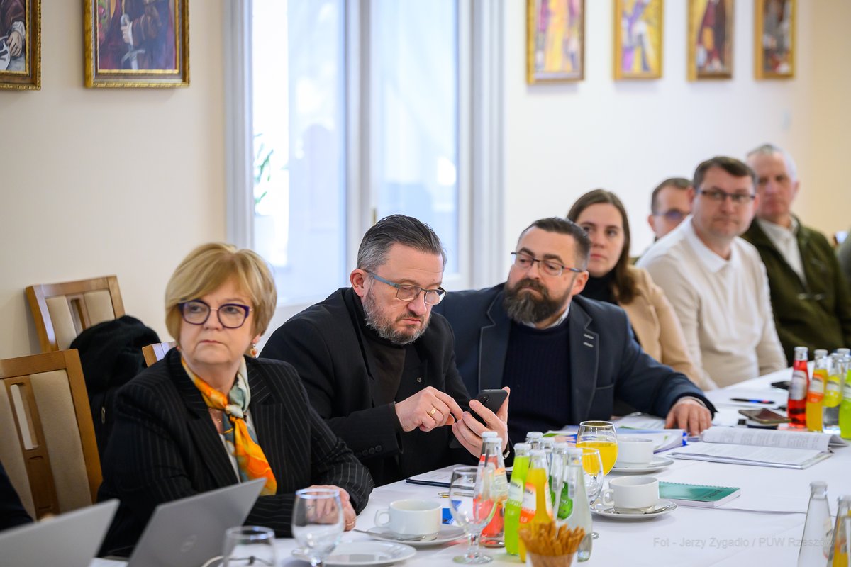 TKH_Teresa's tweet photo. W Polsce przebywa doradcza misja zespołu #EUVET. Celem wizyty jest udzielenie eksperckiego wsparcia polskiej służbie weterynaryjnej w zakresie zwalczania #ASF.
W woj. podkarpackim misja przebywa z wizytą w powiecie przeworskim, gdzie omawiana jest sytuacja w regionie. https://t.co/c93hmfc48Q