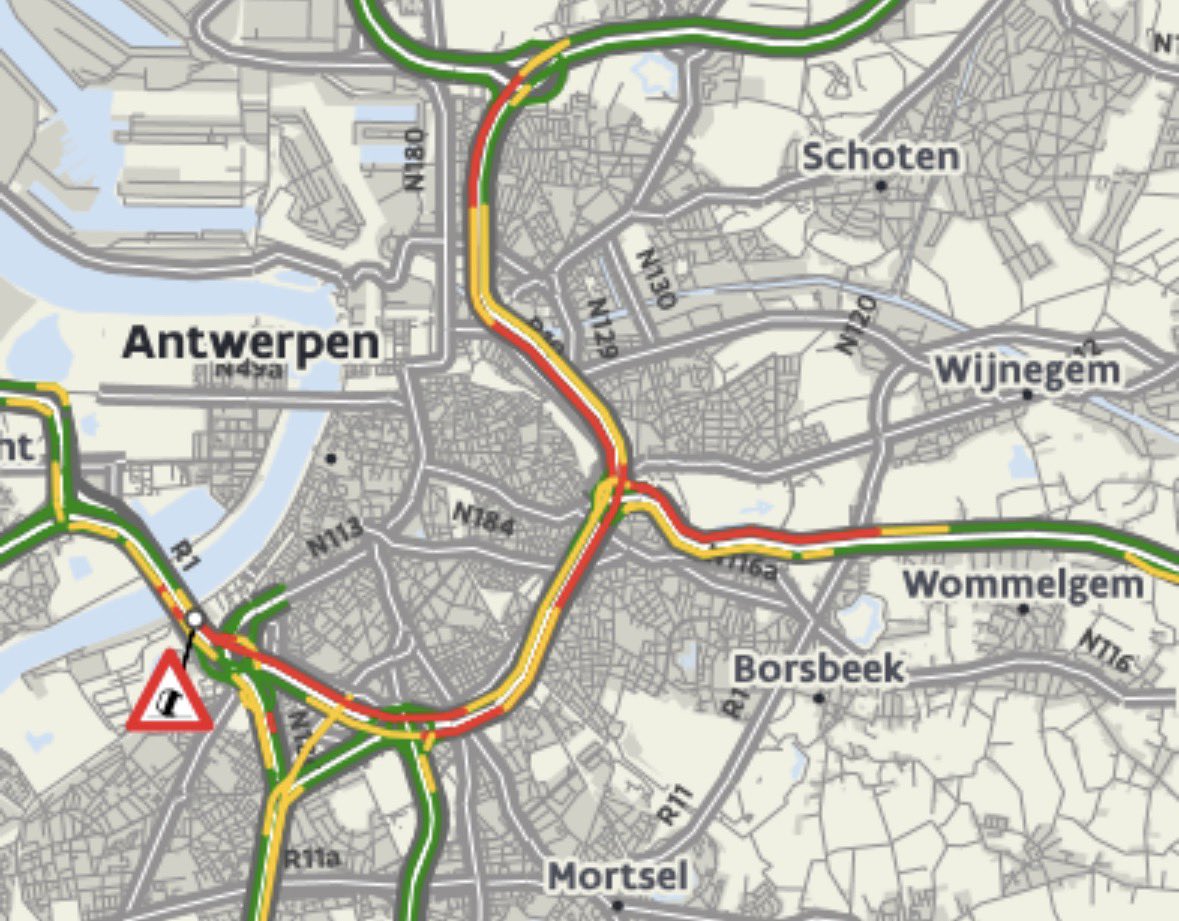 In de #Kennedytunnel richting Gent is een kettingbotsing van 4 vrachtwagens gebeurd. Daardoor is er maar één rijstrook open. Dat geeft meteen forse file en stilgevallen verkeer voor de tunnel. De takeling oogt complex, dus hou er rekening mee dat de hinder een tijd kan duren