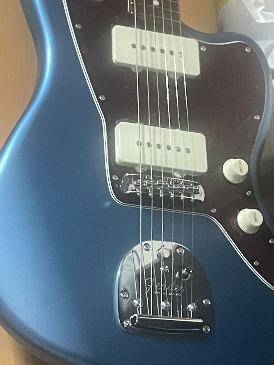 tttt_mshr's tweet photo. my new gear…
買ってしまいました。ジャズマスター！！
Fender / FSR Collection Hybrid II Jazzmaster
色が、色がたまらない。見る角度によってはブルーにもグリーンっぽくも見えるこのメタリック感。アルダーボディにマッチングヘッドもたまらん。もう好き。これからよろしくお願いします。
#mng https://t.co/TsxC9ABfrk
