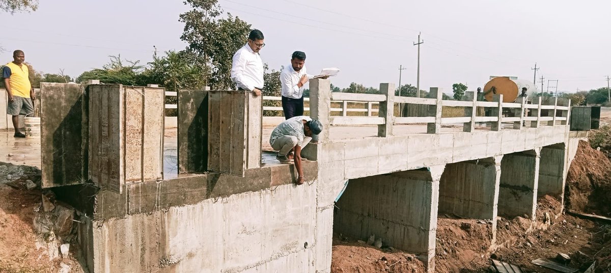 ಕೊಪ್ಪಳ ಜಿಲ್ಲೆ ಕನಕಗಿರಿ ತಾ ಮುಸಲಾಪುರ ಗ್ರಾಮ ಪಂಚಾಯತಿಯಲ್ಲಿ PMGSY ಯೋಜನೆಯಡಿ ಅನುಷ್ಠಾನಗೊಂಡ ರಸ್ತೆ ಕಾಮಗಾರಿಗಳ ಗುಣಮಟ್ಟವನ್ನು ಶ್ರೀ ವರ್ಣಿತ್ ನೇಗಿ ಮುಖ್ಯ ಕಾರ್ಯನಿರ್ವಾಹಕ ಅಧಿಕಾರಿಗಳು ಜಿ.ಪಂ.ಕೊಪ್ಪಳರವರು ಭೇಟಿ ನೀಡಿ ಪರಿಶೀಲಿಸಿದರು.