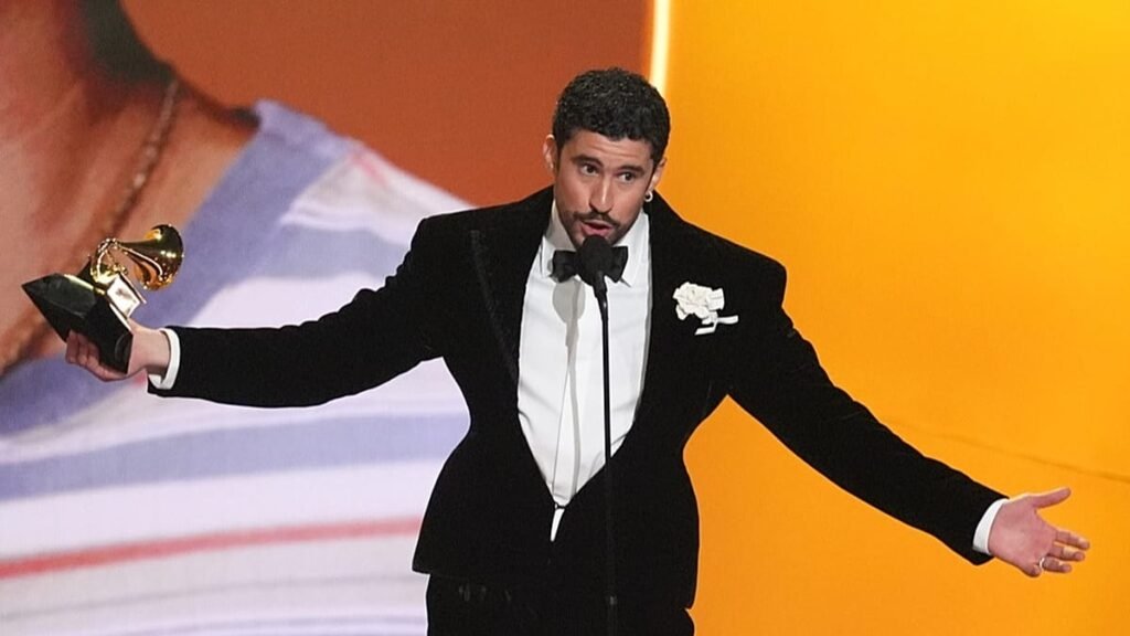 Lo de Bad Bunny se veía venir:
el mercado gringo apropiándose de un fenómeno latino q ya no podía controlar.
Cuando cachan q la plata no la recauda el Tío Sam hacen lo q mejor saben:
 absorber, empaquetar y vender.
...para eso sirve el Grammy!
...aunque sea 💩.

vengan de a 1.