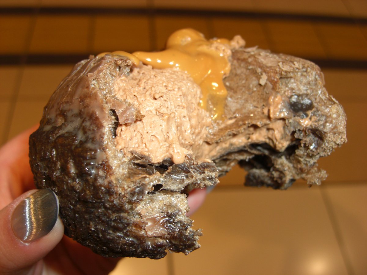 패밀리마트 X 피에르 마르콜리니 콜라보도 보일 때마다 사먹었는데 솔직히 실온에 있는 빵은 그냥 편의점 빵맛이고 저 카라멜 초콜릿 슈크림이 진짜진짜 맛있었어