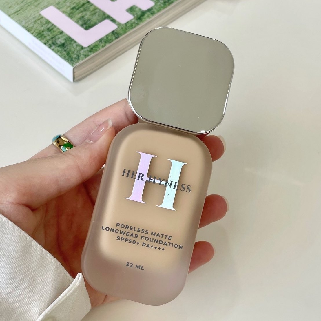 นี่แหละๆๆๆ รองพื้นขวดอีก 1 ที่จะได้มาอยู่ในกรุปีนี้ เบลอผิวขี้โกงมากอ่า คือฟินิชแมทที่ผิวสวยงงปะ แต่กลืนหายไปกับผิว เหมือนตื่นมาผิวดีเลย แล้วทน ไม่หยือ มีกันแดด SPF50+ แต่เนื้อเบาหวิวมาก herhyness ไม่เคยทำให้ผิดหวัง