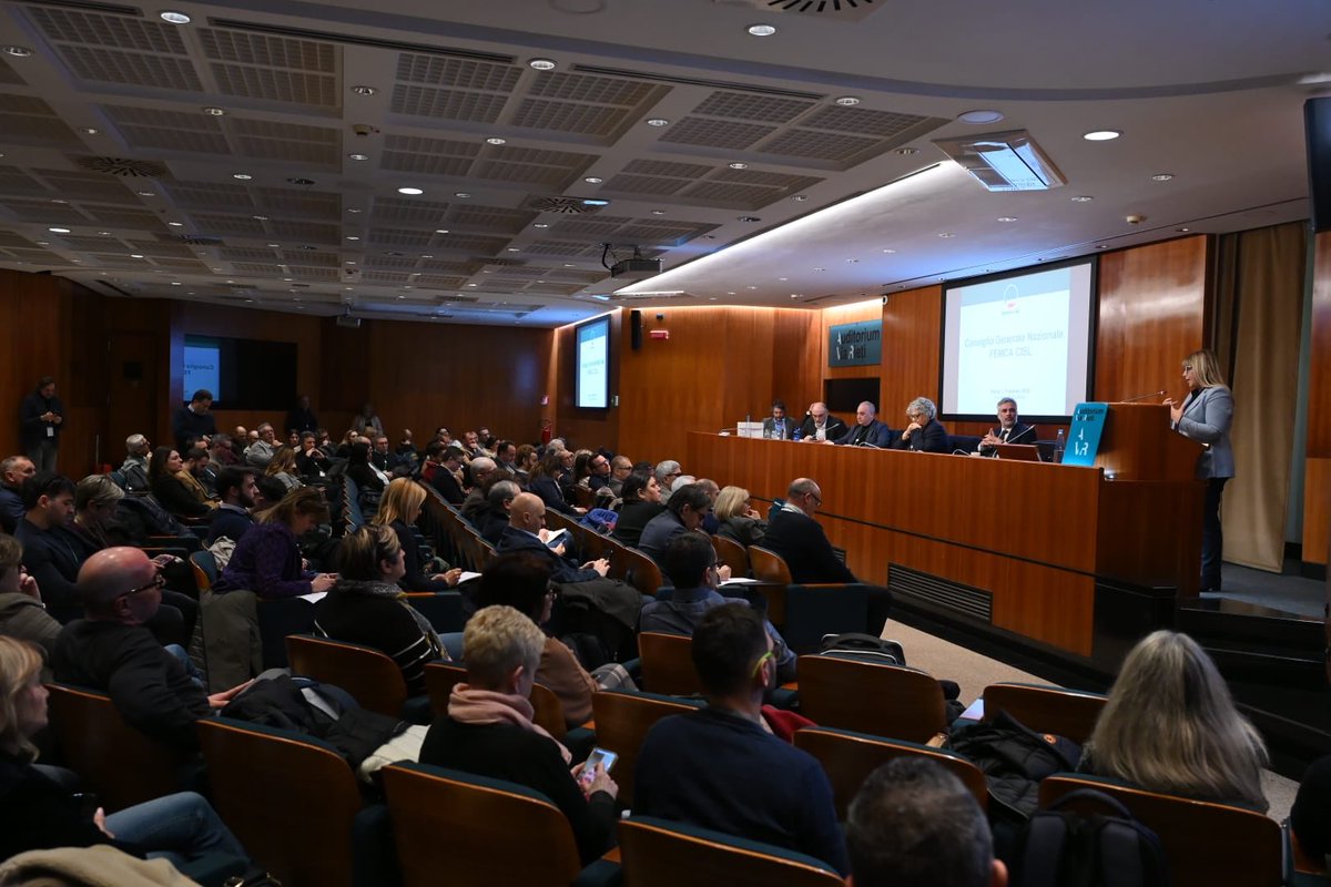 CislNazionale's tweet photo. #DanielaFumarola a Cg @FemcaCISL «L’Unione europea non può limitarsi a commentare gli eventi o a subirli. Come ha sottolineato ieri Mario Draghi deve conquistare la capacità di essere un soggetto politico forte, capace di difendere regole, diritti, sicurezza e una propria autonomia strategica. Autonomia che non significa chiusura o isolamento, ma capacità di decisione e reale protagonismo sulla scena internazionale. Autonomia che riguarda anche l’industria e l’energia. Se l’Europa resta debole e divisa, le conseguenze ricadono sui lavoratori con maggiore instabilità energetica, più incertezza per gli investimenti, pressioni crescenti sulle filiere produttive, salari e contratti più fragili ».